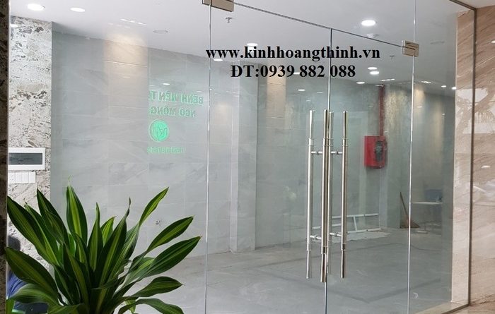 cửa hàng kính cường lực