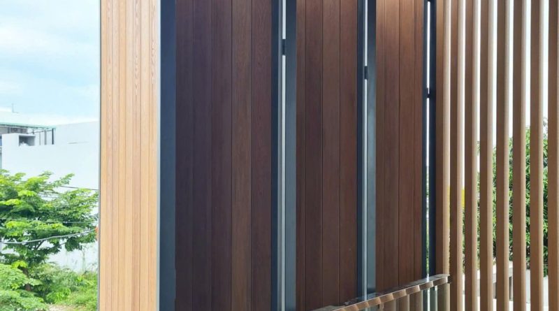 Cổng sắt ốp gỗ nhựa composite