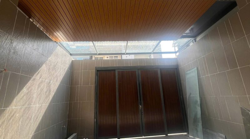 Cửa khung thép ốp gỗ nhựa composite